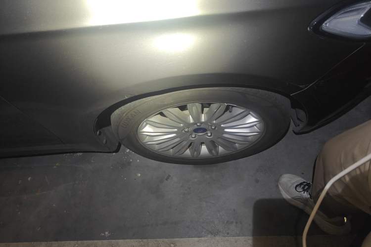 Used Ford Mondeo 2013 2.0L GTDi 200 Fashion Edition Right Front Wheel Hub