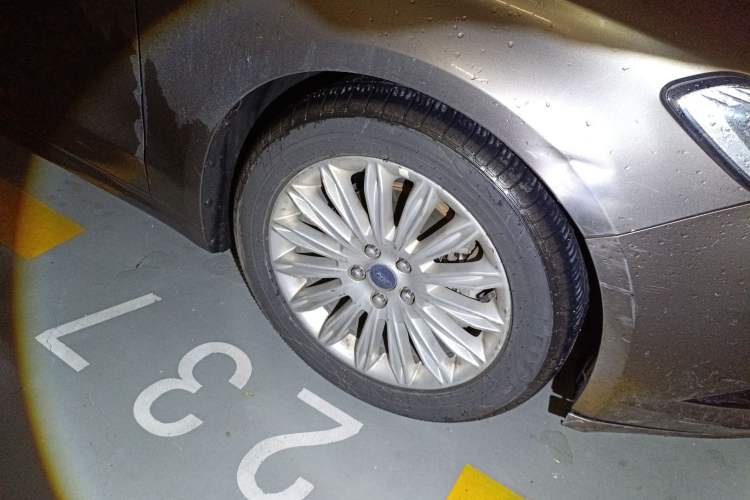 Used Ford Mondeo 2013 2.0L GTDi 200 Luxury Model Right Front Wheel Hub