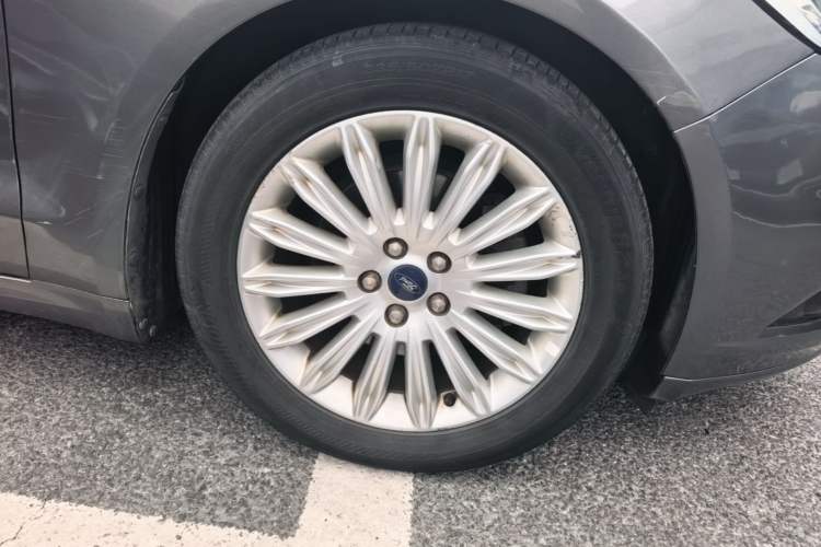 Used Ford Mondeo 2013 2.0L GTDi 200 Luxury Model Right Front Wheel Hub