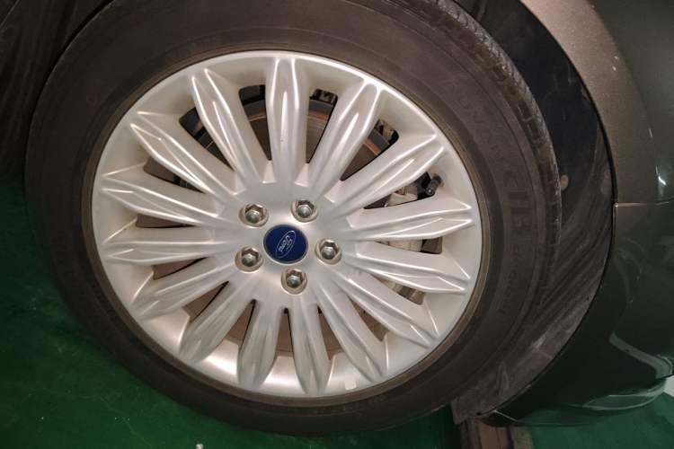 Used Ford Mondeo 2013 2.0L GTDi 200 Fashion Edition Right Front Wheel Hub