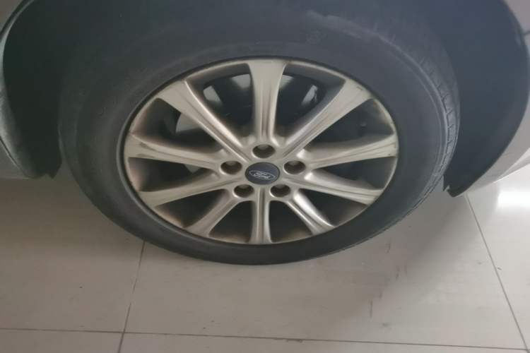 Used Ford Mondeo 2013 2.3L Fashion Edition Right Front Wheel Hub