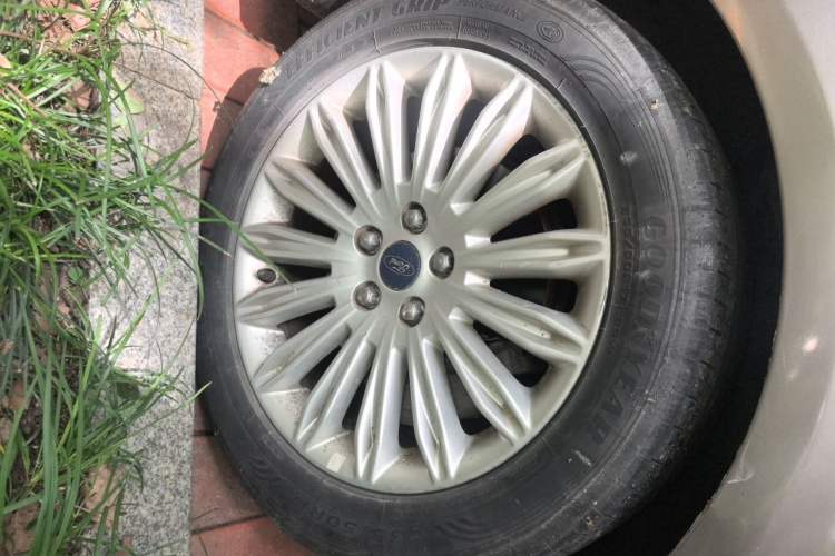 Used Ford Mondeo 2013 2.0L GTDi 200 Fashion Edition Right Front Wheel Hub
