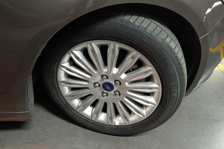 Used Ford Mondeo 2013 2.0L GTDi 200 Luxury Model Right Front Wheel Hub