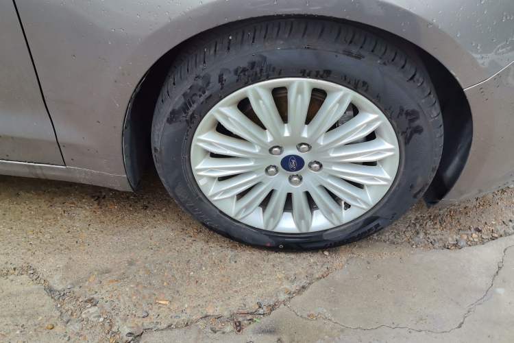 Used Ford Mondeo 2013 2.0L GTDi 200 Luxury Model Right Front Wheel Hub