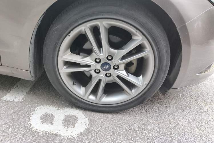 Used Ford Mondeo 2013 2.0L GTDi240 Luxury Sport Model Right Front Wheel Hub