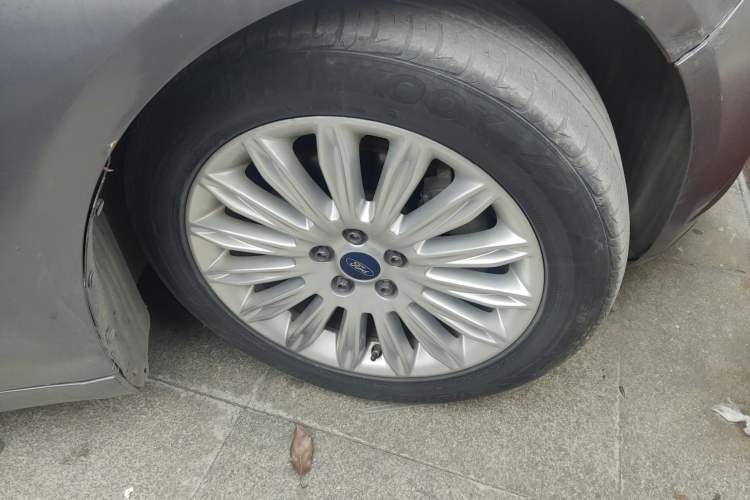 Used Ford Mondeo 2013 2.0L GTDi 200 Luxury Model Right Front Wheel Hub