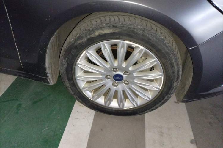 Used Ford Mondeo 2013 2.0L GTDi 200 Fashion Edition Right Front Wheel Hub