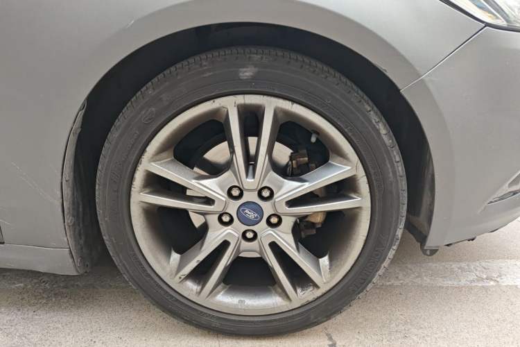 Used Ford Mondeo 2013 2.0L GTDi240 Luxury Sport Model Right Front Wheel Hub