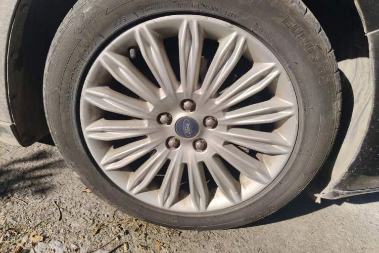 Used Ford Mondeo 2013 2.0L GTDi 200 Fashion Edition Right Front Wheel Hub