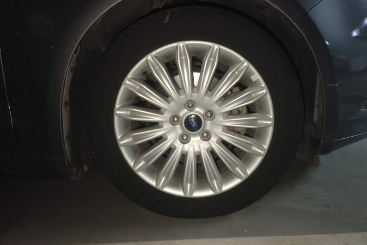 Used Ford Mondeo 2013 2.0L GTDi 200 Fashion Edition Right Front Wheel Hub