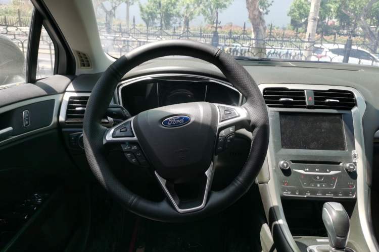 Used Ford Mondeo 2013 2.0L GTDi 200 Luxury Model Steering Wheel