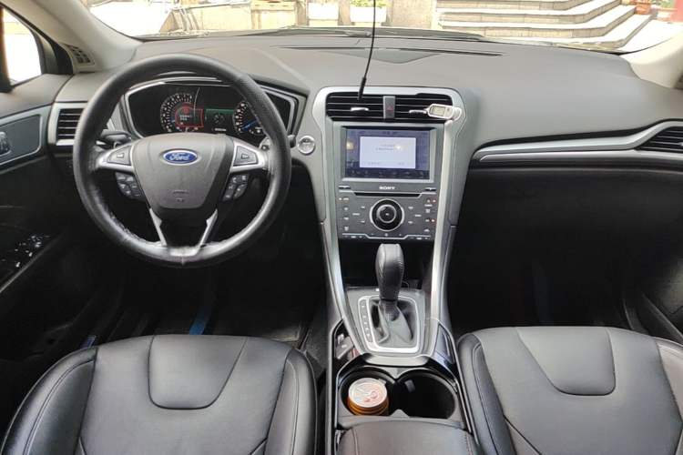 Used Ford Mondeo 2013 2.0L GTDi240 Luxury Sport Model Center Console