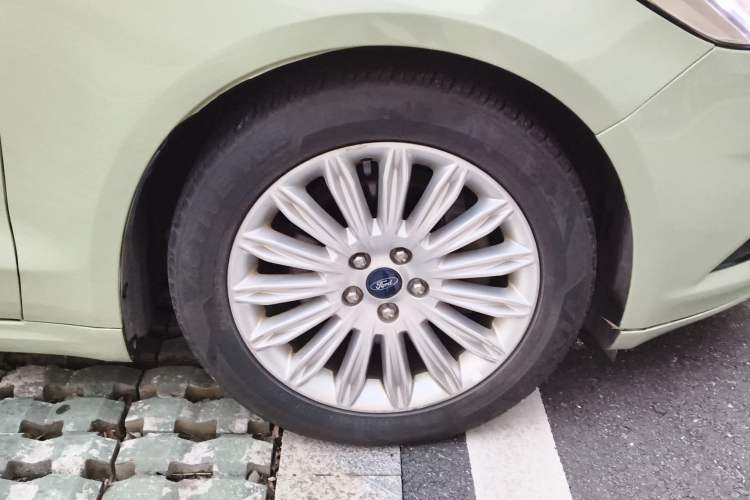 Used Ford Mondeo 2013 2.0L GTDi 200 Fashion Edition Right Front Wheel Hub