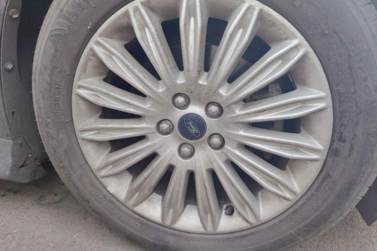 Used Ford Mondeo 2013 2.0L GTDi 200 Luxury Model Right Front Wheel Hub