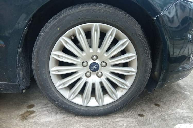 Used Ford Mondeo 2013 2.0L GTDi 200 Fashion Edition Right Front Wheel Hub