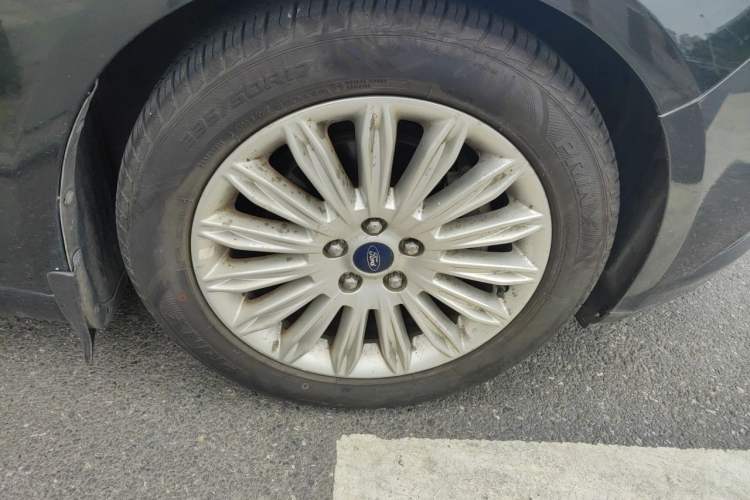 Used Ford Mondeo 2013 2.0L GTDi 200 Fashion Edition Right Front Wheel Hub
