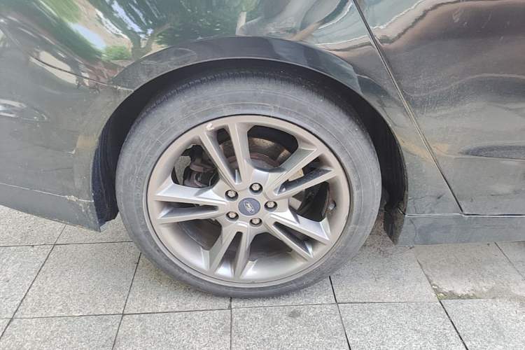 Used Ford Mondeo 2013 2.0L GTDi240 Luxury Sport Model Right Rear Wheel Hub