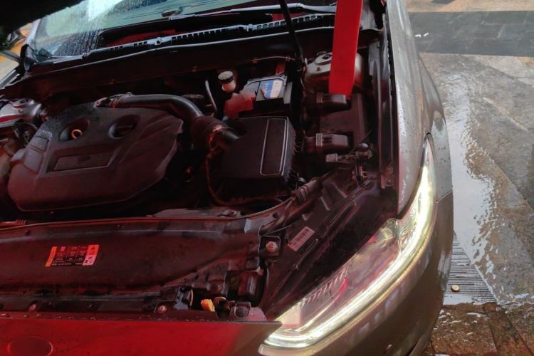 Used Ford Mondeo 2013 2.0L GTDi240 Luxury Sport Model Engine Bay Left