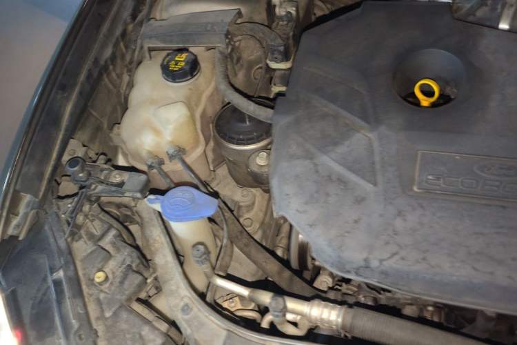 Used Ford Mondeo 2013 2.0L GTDi 200 Fashion Edition Engine Bay Right