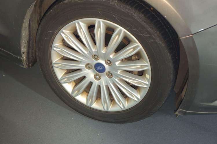 Used Ford Mondeo 2013 2.0L GTDi 200 Fashion Edition Right Front Wheel Hub