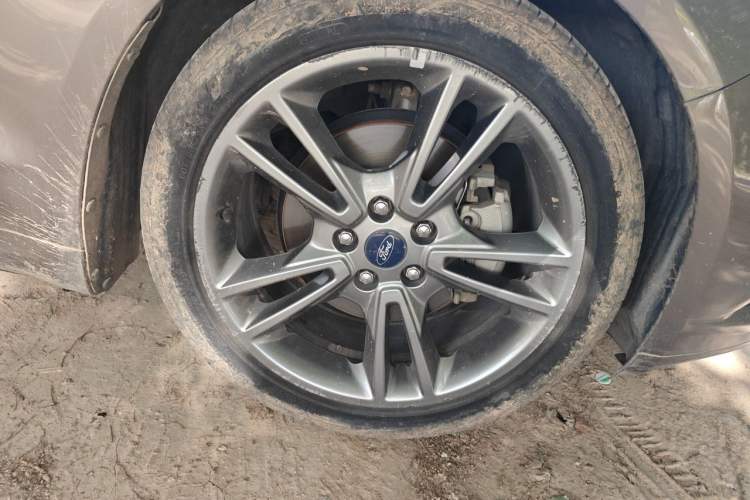 Used Ford Mondeo 2013 2.0L GTDi240 Luxury Sport Model Right Front Wheel Hub