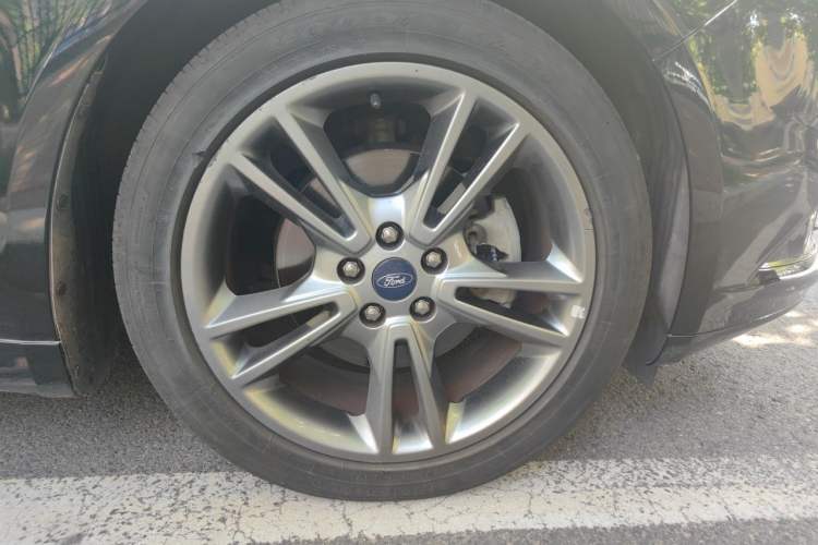 Used Ford Mondeo 2013 2.0L GTDi240 Luxury Sport Model Right Front Wheel Hub