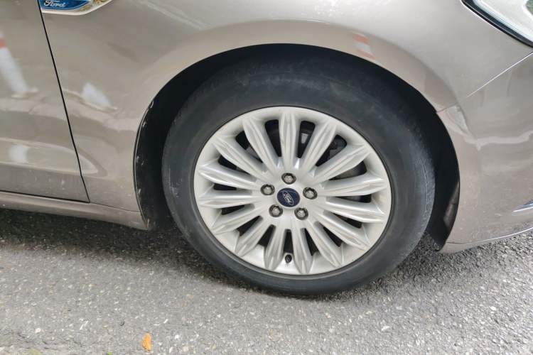 Used Ford Mondeo 2013 2.0L GTDi 200 Fashion Edition Right Front Wheel Hub