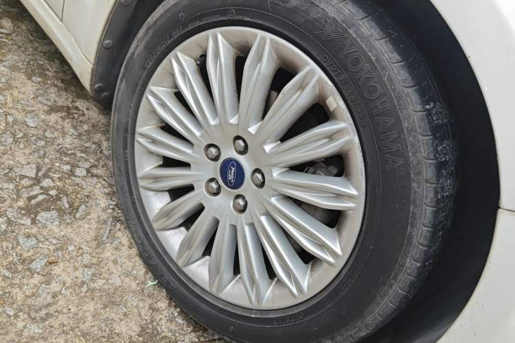 Used Ford Mondeo 2013 2.0L GTDi 200 Fashion Edition Right Front Wheel Hub