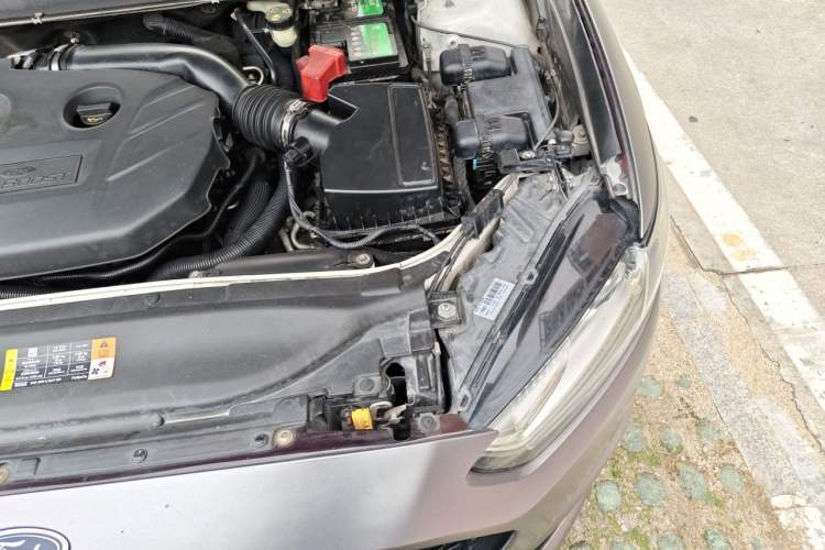 Used Ford Mondeo 2013 2.0L GTDi240 Luxury Sport Model Engine Bay Left