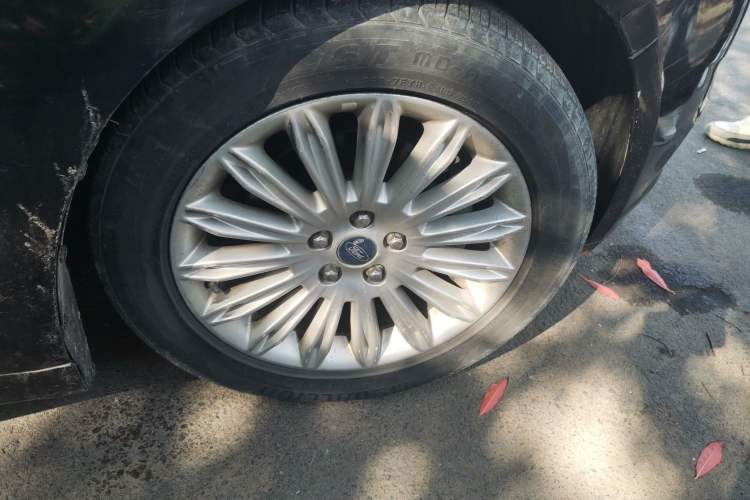 Used Ford Mondeo 2013 2.0L GTDi 200 Fashion Edition Right Front Wheel Hub