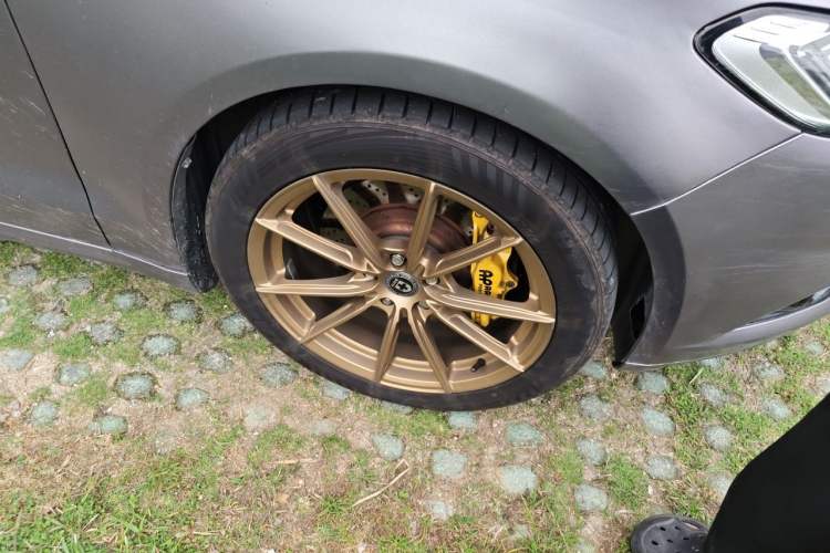 Used Ford Mondeo 2013 2.0L GTDi240 Luxury Sport Model Right Front Wheel Hub