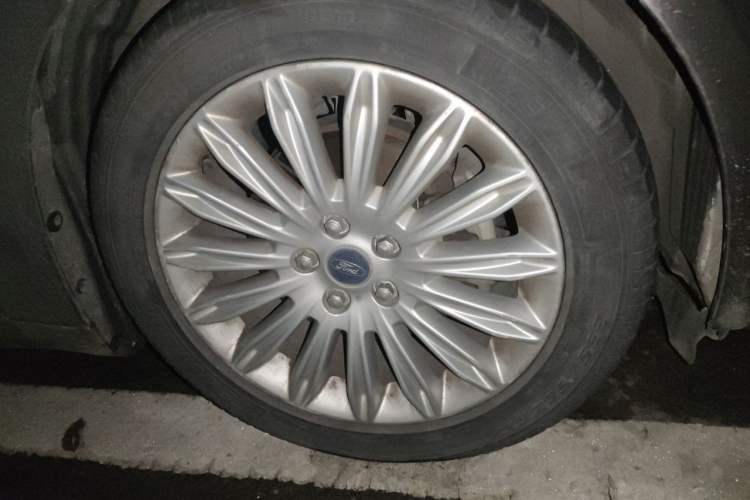 Used Ford Mondeo 2013 2.0L GTDi 200 Fashion Edition Right Front Wheel Hub