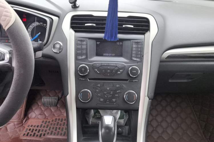 Used Ford Mondeo 2013 2.0L GTDi 200 Fashion Edition Audio And AC Panel