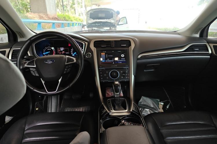 Used Ford Mondeo 2013 2.0L GTDi 200 Fashion Edition Center Console