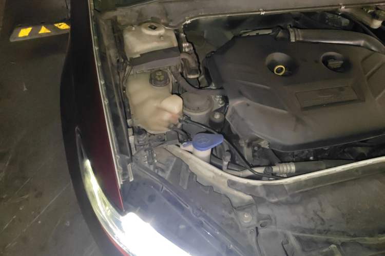 Used Ford Mondeo 2013 2.0L GTDi 200 Luxury Model Engine Bay Right