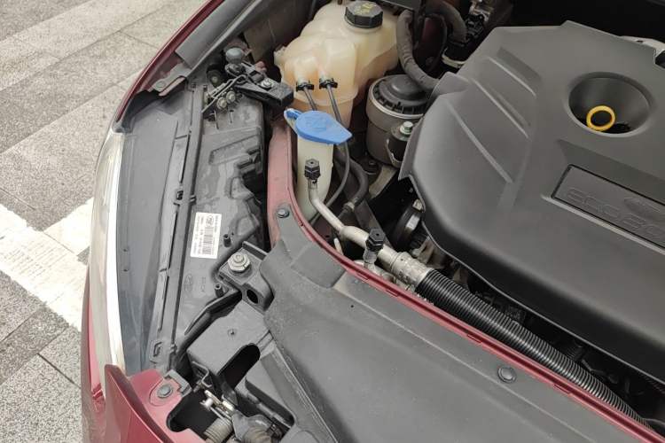 Used Ford Mondeo 2013 2.0L GTDi240 Luxury Sport Model Engine Bay Right