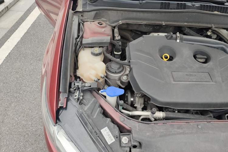 Used Ford Mondeo 2013 2.0L GTDi 200 Luxury Model Engine Bay Right