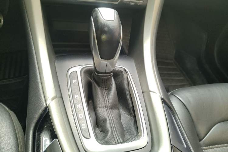 Used Ford Mondeo 2013 2.0L GTDi 200 Fashion Edition Gear Lever