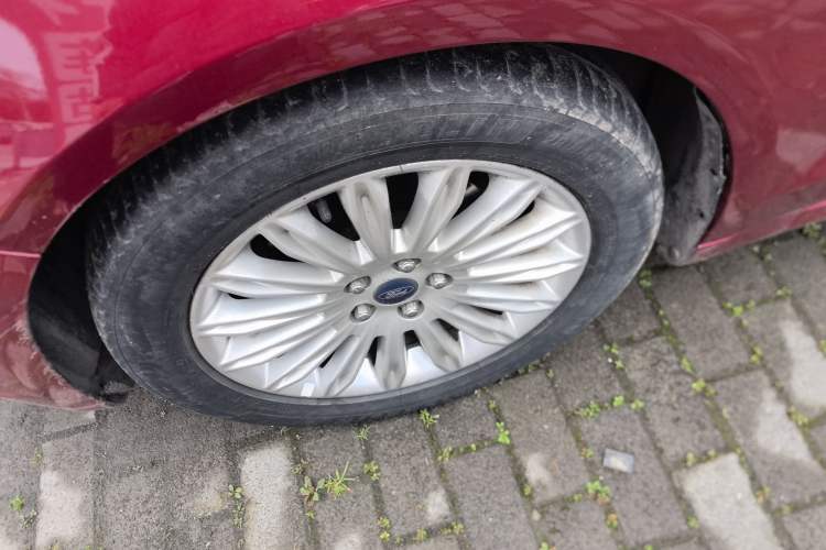 Used Ford Mondeo 2013 2.0L GTDi 200 Fashion Edition Left Front Wheel Hub