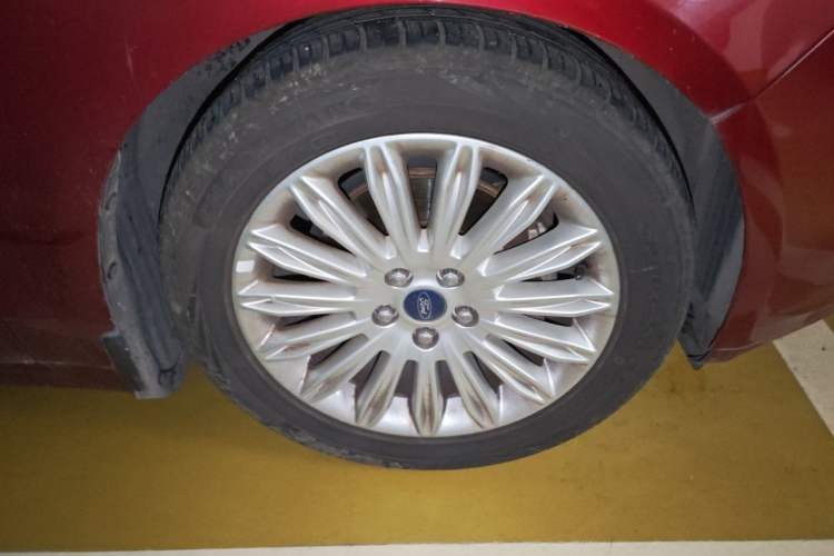 Used Ford Mondeo 2013 2.0L GTDi 200 Fashion Edition Right Front Wheel Hub
