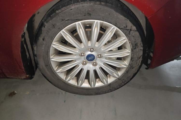 Used Ford Mondeo 2013 2.0L GTDi 200 Luxury Model Right Front Wheel Hub