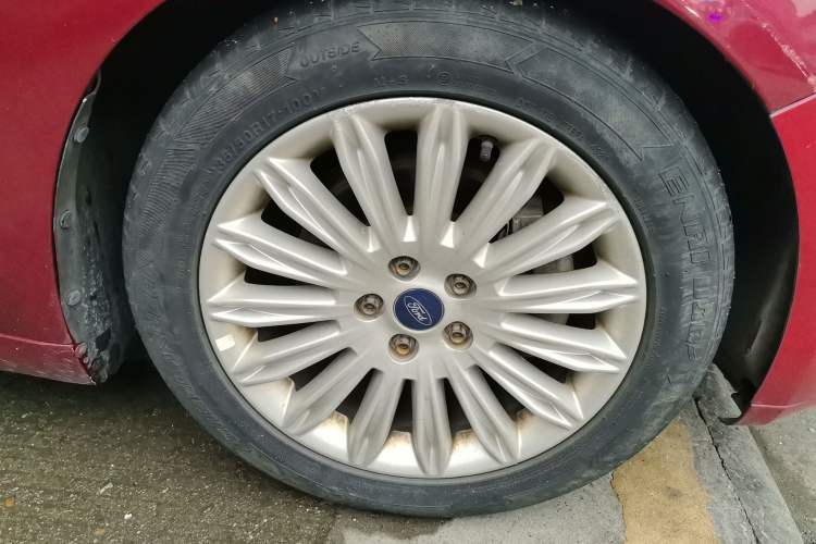Used Ford Mondeo 2013 2.0L GTDi 200 Fashion Edition Right Front Wheel Hub