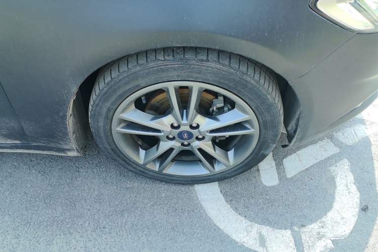 Used Ford Mondeo 2013 2.0L GTDi240 Luxury Sport Model Right Front Wheel Hub