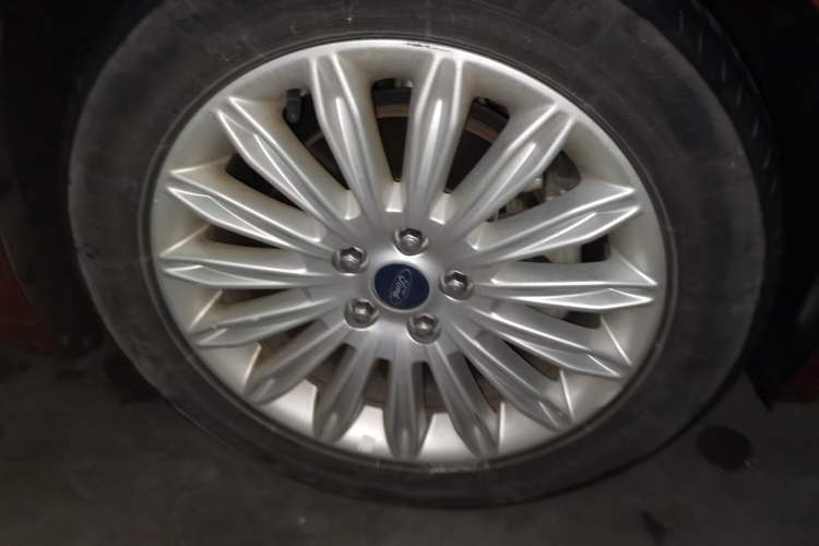 Used Ford Mondeo 2013 2.0L GTDi 200 Fashion Edition Right Front Wheel Hub