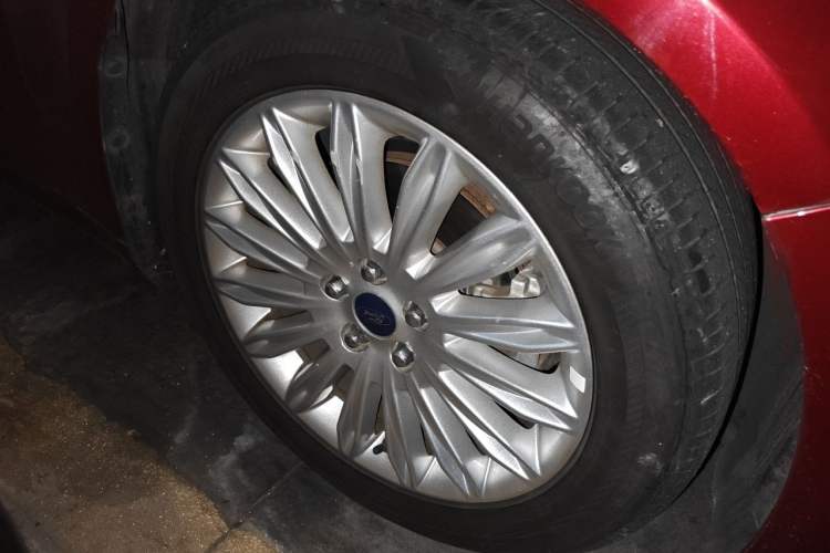 Used Ford Mondeo 2013 2.0L GTDi 200 Fashion Edition Right Front Wheel Hub