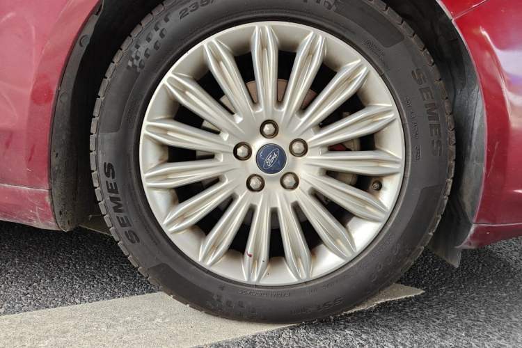 Used Ford Mondeo 2013 2.0L GTDi 200 Fashion Edition Right Front Wheel Hub