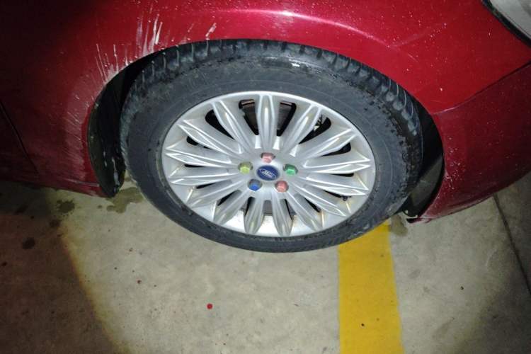 Used Ford Mondeo 2013 2.0L GTDi 200 Luxury Model Right Front Wheel Hub