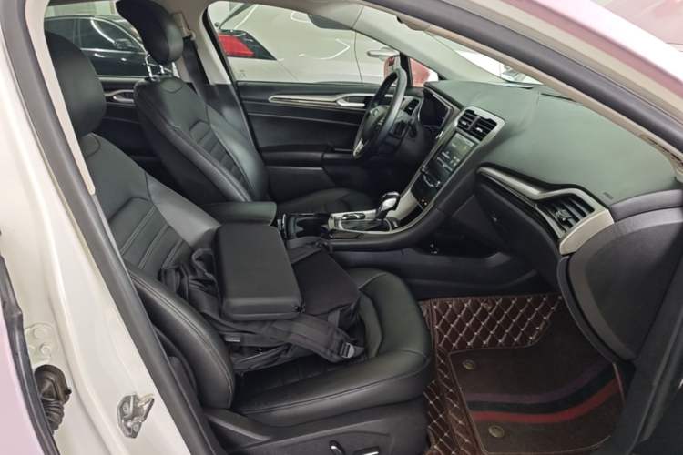 Used Ford Mondeo 2013 2.0L GTDi 200 Luxury Model Right Front Seat