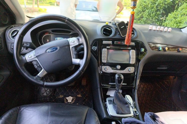 Used Ford Mondeo 2013 2.3L Luxury Model Center Console