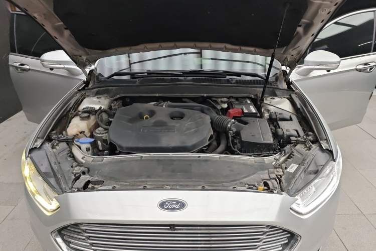 Used Ford Mondeo 2013 2.0L GTDi 200 Luxury Model Engine Bay